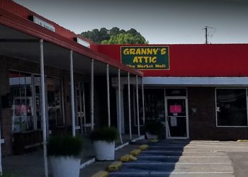 Exterior of Granny's Attic in the afternoon 