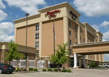 Exterior of Hampton Inn during the day.