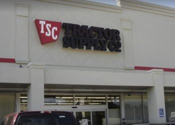 Exterior of tractor supply in the afternoon 