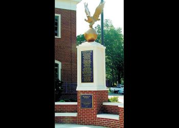 veterans monument in the afternoon