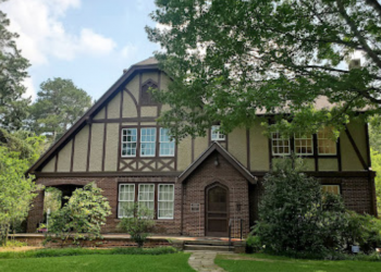 exterior of eudora welty house & garden in the afternoon 