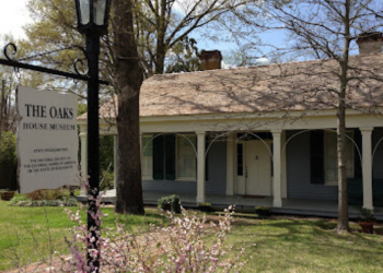 exterior of the oaks house museum in the afternoon 