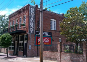 Exterior of Ole Tavern in the afternoon 
