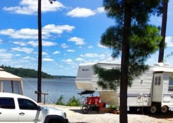 RV's and cars parked at North Abutment Campground